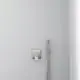 Wandmontierte Badearmatur in neutralem Design, bestehend aus einer Steuerungseinheit und Handbrause, präsentiert von Ideal Standard in einem modernen Badezimmer.
